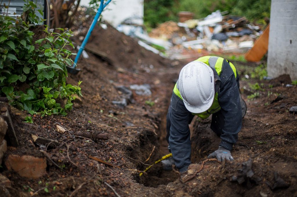 worker-digging-excavations